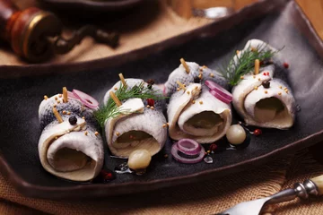 Foto op Plexiglas Rolled herring in vinegar, served with onions and pickles. © gkrphoto