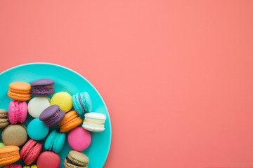 Obraz premium Colorful france macarons on pink background.