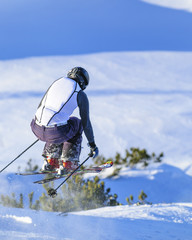Könnerin auf Skiern unterwegs im Backcountry © ARochau