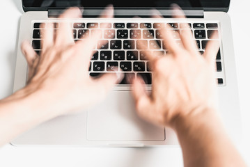 タイピングする男性