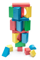 Wackliger Turm aus bunten Holzbausteinen