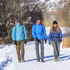 Fototapeta na wymiar gutgelaunte Wandergruppe im Winter