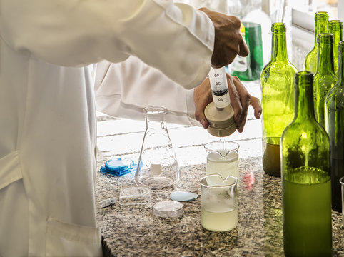 Laboratorio control de calidad de vino en bodega