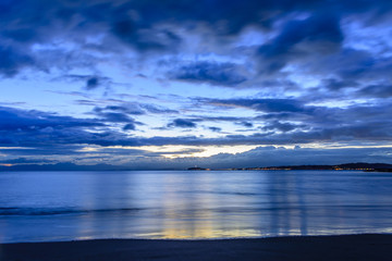 夕暮れ　砂浜　江の島