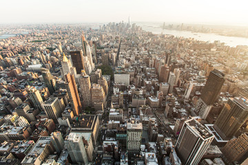 Vue aérienne de la rue Manhattan de New York City avec des gratte-ciel, des piétons et un trafic intense. Vue depuis l& 39 Empire State Building