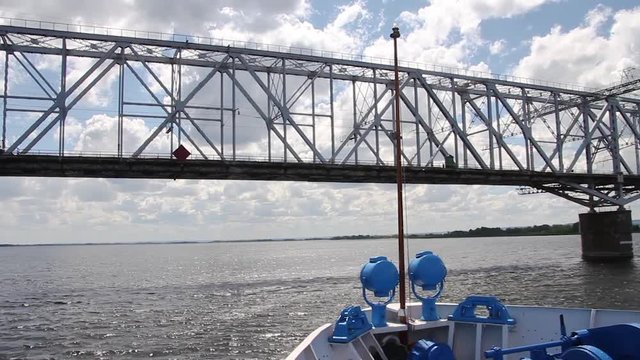 Теплоход проходит под железнодорожным мостом, река Волга в районе Саратова