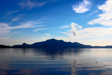 湖の向こうの有珠山と昭和新山