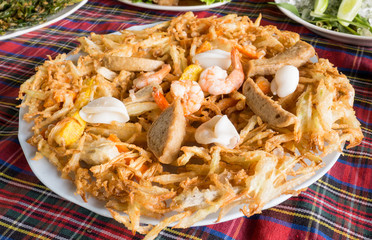 Deep fried papaya and carrot serve with Thai style sauce.
