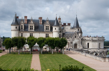 Fototapeta na wymiar Château d'Amboise seen from the gardens