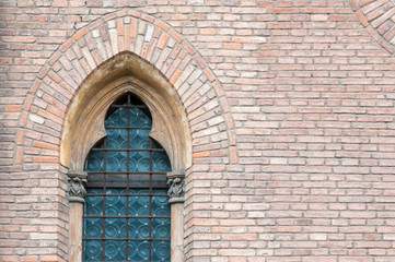 Fototapeta na wymiar Pointed window at one side of the gothic cathedral Santa Maria Annunciata in Vicenza