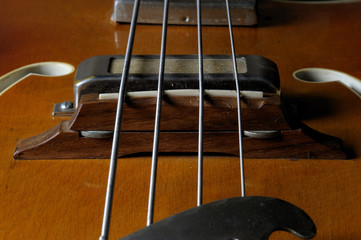 Tonabnehmer , Saiten und Korpus eines E- Bass