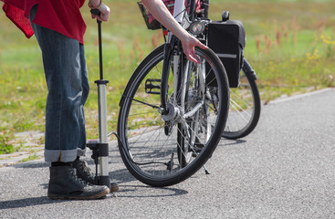 Nach einer Panne wird ein Fahrradreifen aufgepumpt