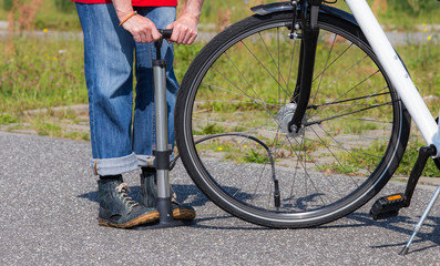 Nach einer Panne wird ein Fahrradreifen aufgepumpt