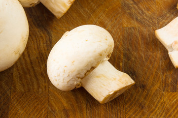 champignons on wooden background