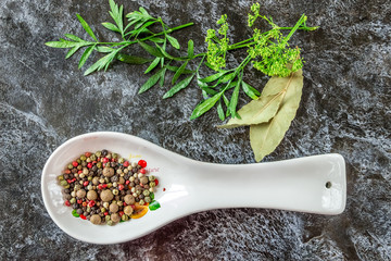 Специи и травы для приготовления различных блюд на темном фоне. Здоровое питание