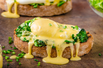 Egg benedict with spinach
