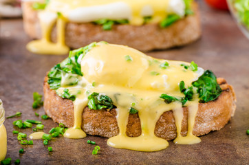 Egg benedict with spinach