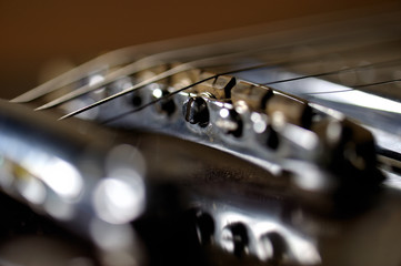 Gitarrensteg, Pickup und Saiter einer E-Gitarre