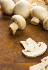 champignons on wooden background