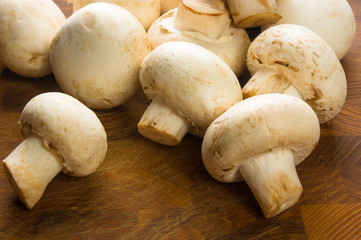 champignons on wooden background