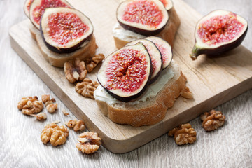 Fototapeta na wymiar bread with figs, ricotta