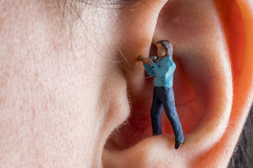 Tinnitus im Ohr mit pfeifenden Geräuschen