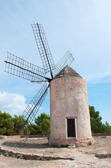 Fomentera, Isole Baleari: vista del mulino Moli Vell de La Mola il 2 settembre 2010. Il mulino della Mola fu costruito nel 1778