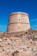 Fototapeta na wymiar Fomentera, Isole Baleari: costa della Torre de La Gavina, costruita nel 1763 per controllare la costa ovest dell’isola, il 2 settembre 2010