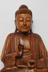 Fototapeta na wymiar statue de bouddha en bois en décoration intérieur maison 