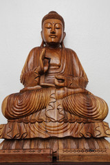 statue de bouddha en bois en décoration intérieur maison 
