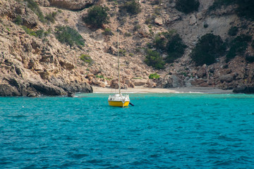 Barco en playa paradisiaca en Ibiza