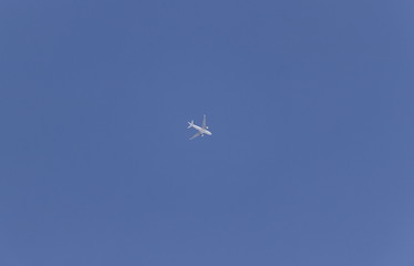 Avion de ligne dans le ciel
