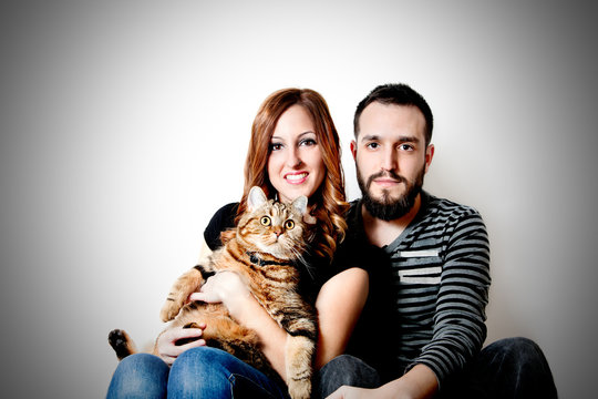 Joven pareja feliz con su gato, animales dom&eacute;sticos. Estilo de vida