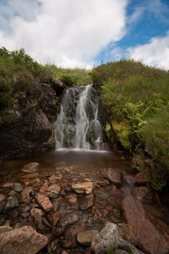 Liebliche Wasserfälle in Glen Coe, Highlands, Schottland © Patrick Daxenbichler
