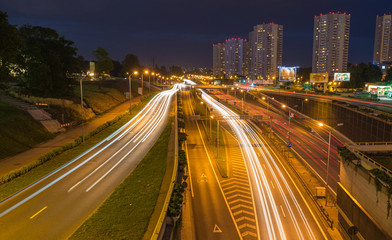 Fototapeta na wymiar Miasto nocą / Rozmycie świateł samochodów na drodze