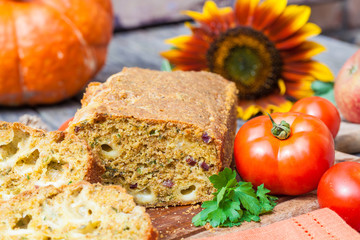 Frisch gebackenes Brot mit Schinken und Käse gefüllt zum Erntedankfest in Herbstfarben