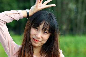 Портрет азиатской девушки в летнем саду