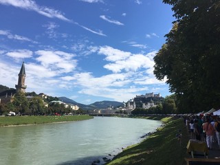 Fototapeta premium Salzburg mit Salzachufer