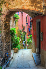 Fototapeta na wymiar alley in the picturesque village Vernazza