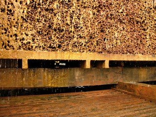 Traditionelle Salzgewinnung im alten Erlebnisgradierwerk im Sommer am Kurpark im Kurort Bad...