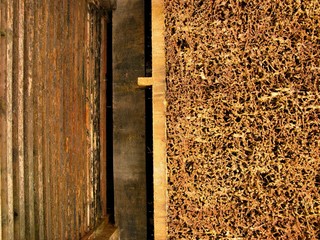 Restaurierte Holzkonstruktiion eines alten Erlebnisgradierwerk im Sommer am Kurpark von Bad...