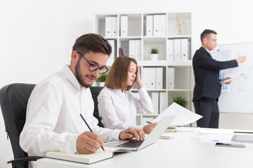 Obraz premium Spotkanie biznesowe w biurze