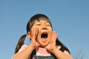青空で叫ぶ女の子