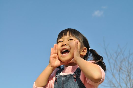 青空で叫ぶ女の子