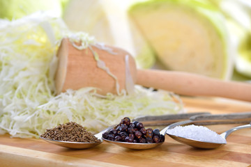 Weißkraut in Vorbereitung für die Herstellung von Sauerkraut  - German white cabbage in preparation for making sauerkraut © kab-vision