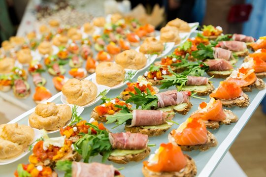 Фуршетный стол с деликатесами и закусками. Кейтеринг. Catering