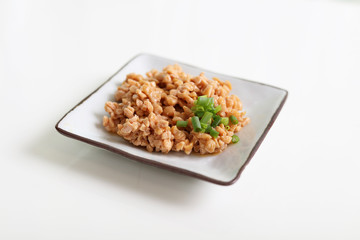 小皿に入れた納豆