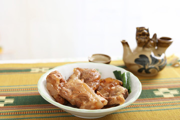 沖縄伝統のソーキの煮つけと泡盛