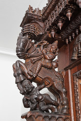 Fototapeta na wymiar détail motif sculpté armoire indienne en bois naturel