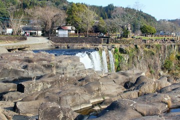 凝結溶解岩と原尻の滝